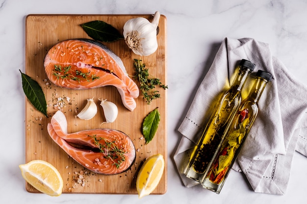 Bife de salmão do atlântico com ingredientes