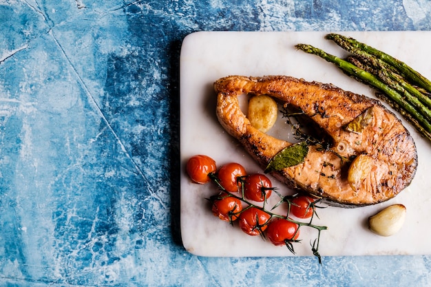 Bife de salmão do atlântico com ingredientes