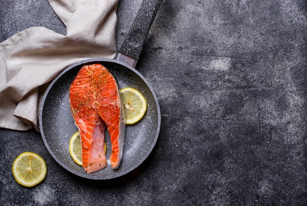 Bife de salmão fresco com especiarias