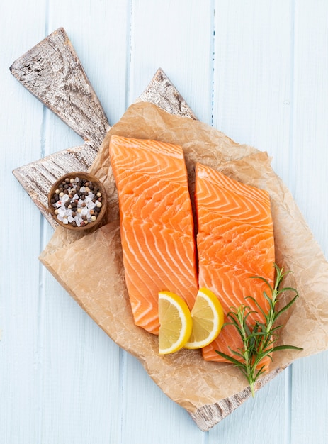 Bife de salmão fresco com espinafre e lentilhas