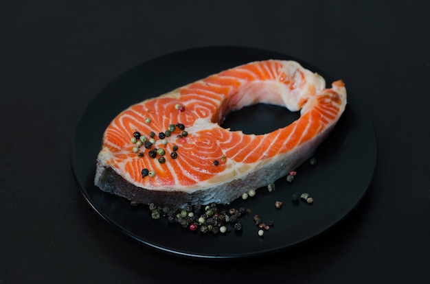 Bife de salmão fresco em chapa preta