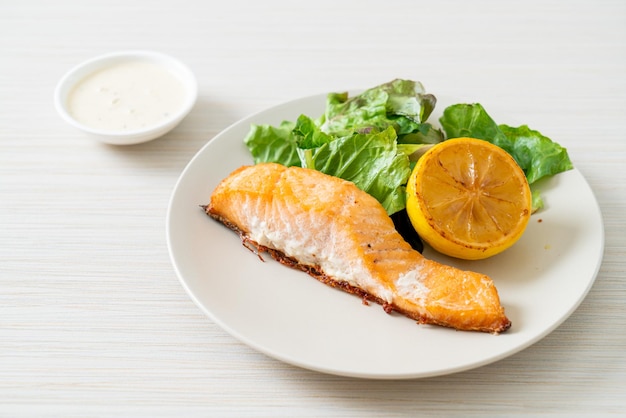 bife de salmão frito caseiro com limão e vegetais - estilo de comida saudável