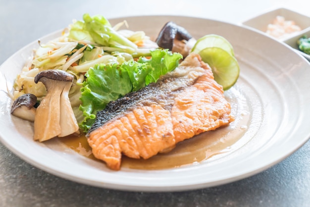 bife de salmão frito com legumes