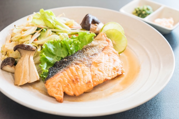 bife de salmão frito com legumes