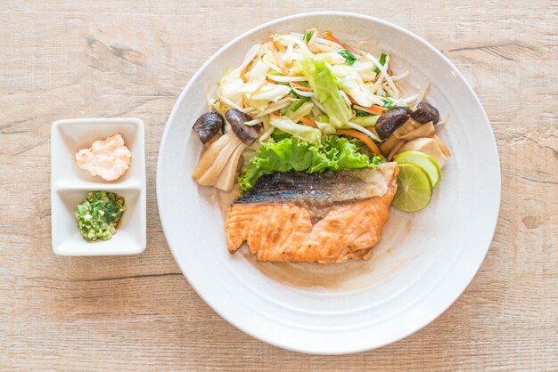 bife de salmão frito com legumes