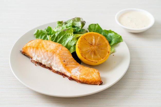 Bife de salmão frito com limão e vegetais