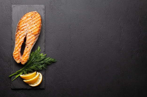 Bife de salmão grelhado Bife de peixe com ervas e especiarias