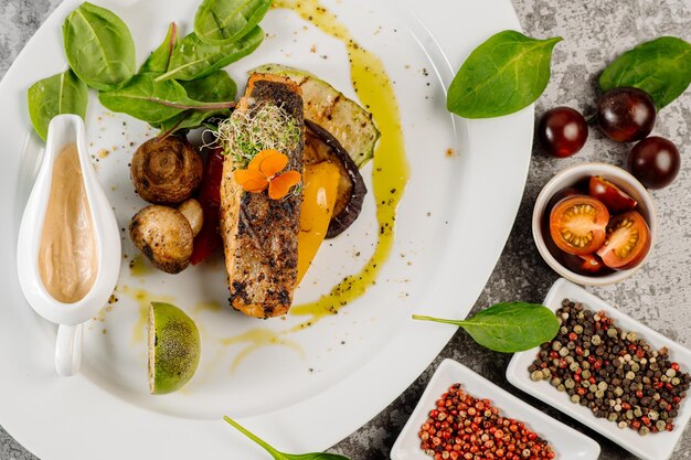 Bife de salmão grelhado com cogumelos e ervas em fundo cinza de concreto