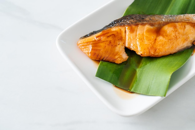 Bife de salmão grelhado com molho de soja no prato estilo de comida japonesa