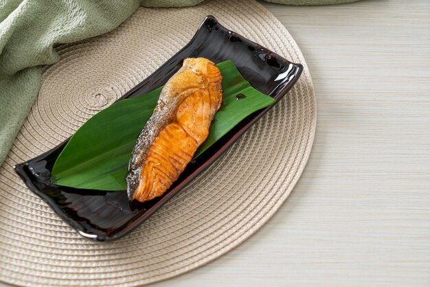 Bife de salmão grelhado com molho de soja no prato estilo de comida japonesa