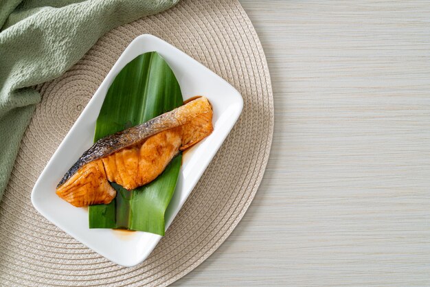 Bife de salmão grelhado com molho de soja no prato estilo de comida japonesa