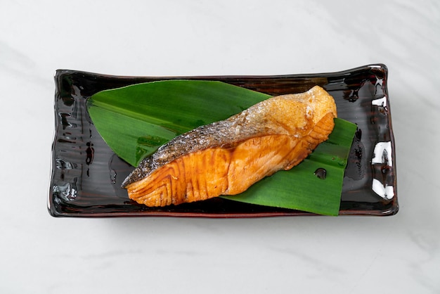 Bife de salmão grelhado com molho de soja no prato - estilo de comida japonesa