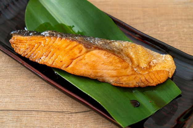 Bife de salmão grelhado com molho de soja