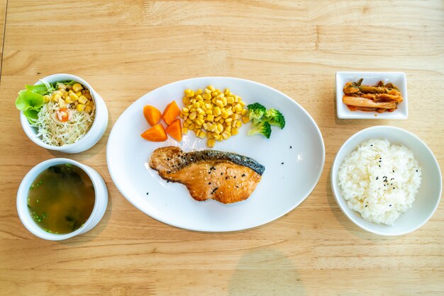 bife de salmão grelhado com sal