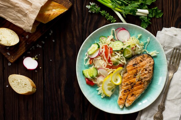 Bife de salmão grelhado e salada vegetal vegetariana de pepino rabanete Comida saudável