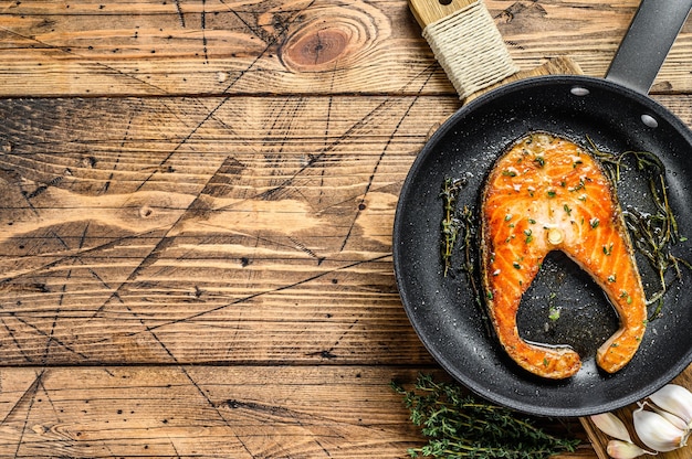 Bife de salmão grelhado na frigideira