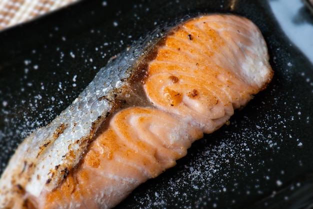 Bife de salmão japonês com placa preta.