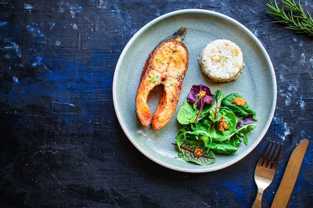 bife de salmão rosa frito e salada