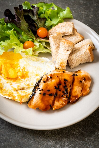 Bife de salmão teriyaki com ovo frito e salada