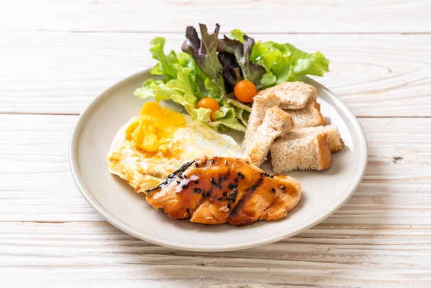 Bife de salmão teriyaki com ovo frito e salada