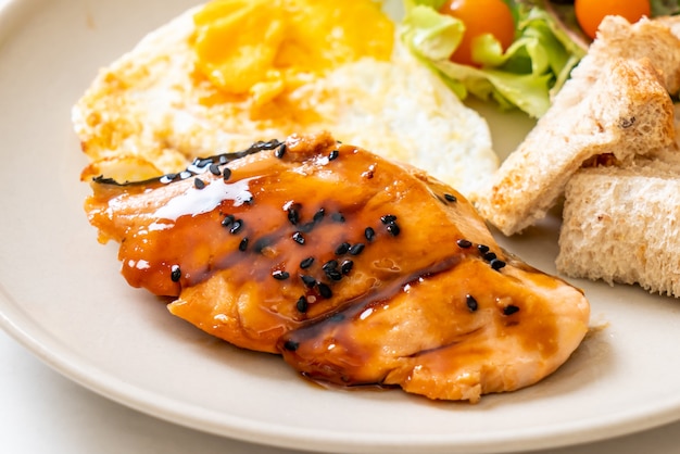 bife de salmão teriyaki com ovo frito e salada