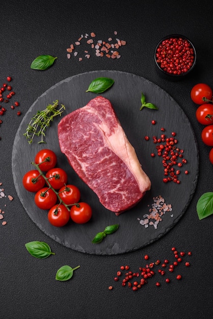 Bife de striploin de carne crua fresca com ervas e especiarias de sal