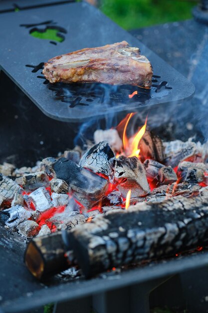 Bife de tbone na grelha de churrasco sobre carvão