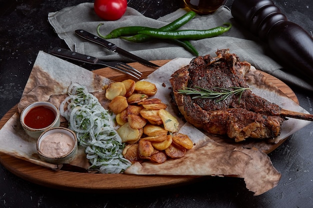 Bife de tomate com legumes e uma faca na mesa