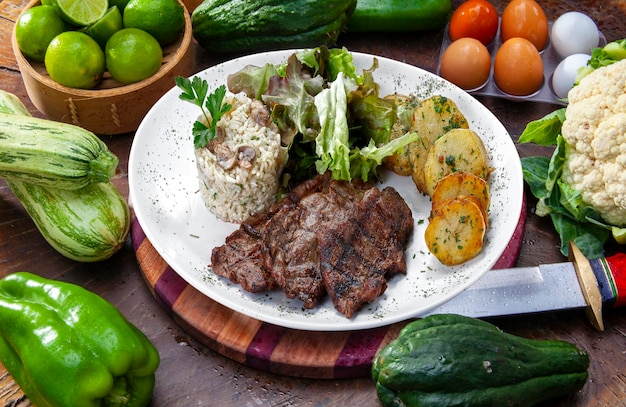 Bife de vitela com batatas e arroz