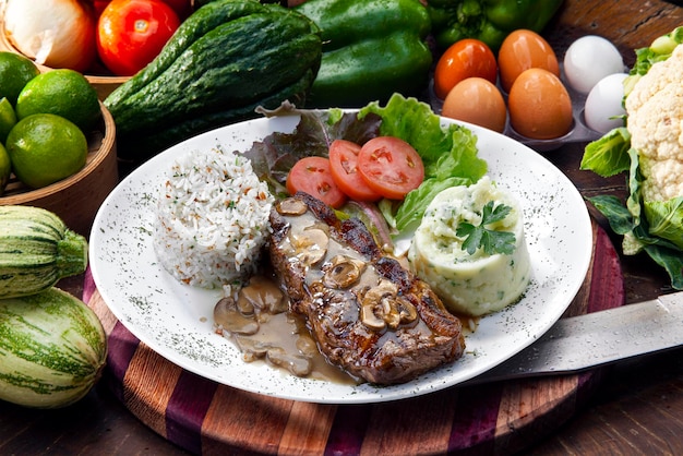 Bife de vitela com batatas e arroz