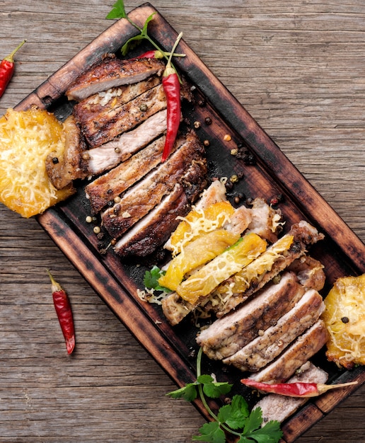 Bife em uma tábua de madeira