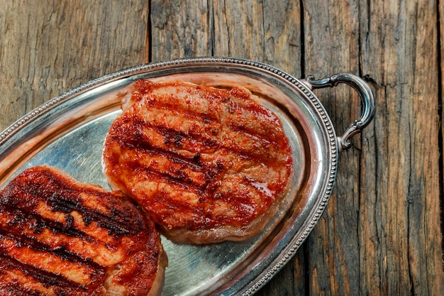 Bife, ervas e especiarias grelhados do ribeye. vista do topo