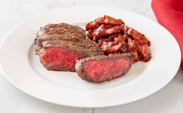 Bife fatiado de costela com guisado de cogumelos