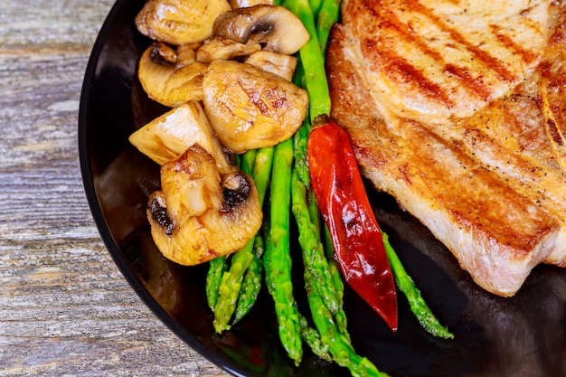 Bife fatiado grelhado. Bife grelhado suculento temperado com frescos do churrasco de verão.