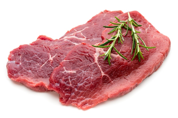 Bife fresco de bio carne crua isolada na superfície branca.