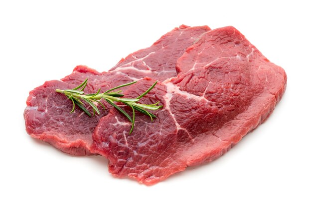 Bife fresco de bio carne crua isolada no branco.