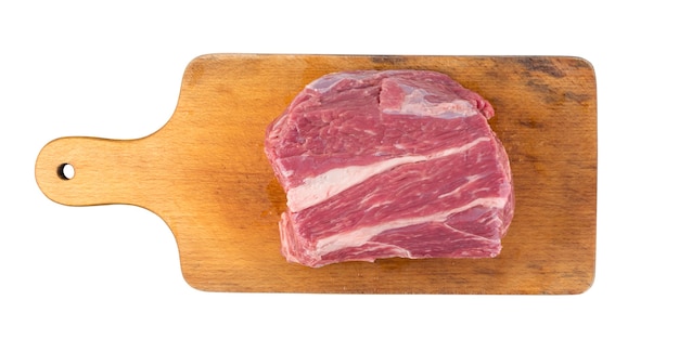 Bife fresco isolado. Grande pedaço de filé de carne crua vista superior