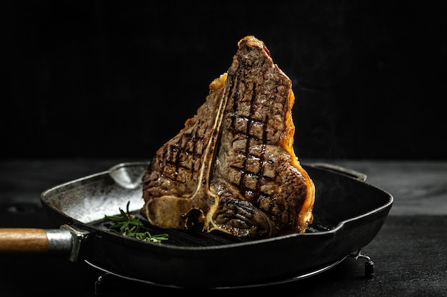 Bife gourmet cozido na brasa em restaurante de carnes americano