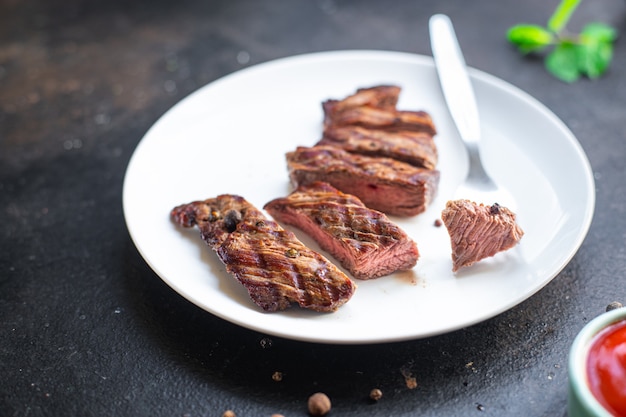 bife grelha carne bife churrasco vitela grelhada churrasco na mesa refeição saudável lanche cópia espaço comida