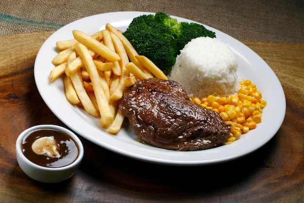 Bife grelhado com arroz de batata e vegetais