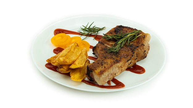 Bife grelhado com batata assada e tomate fresco amarelo