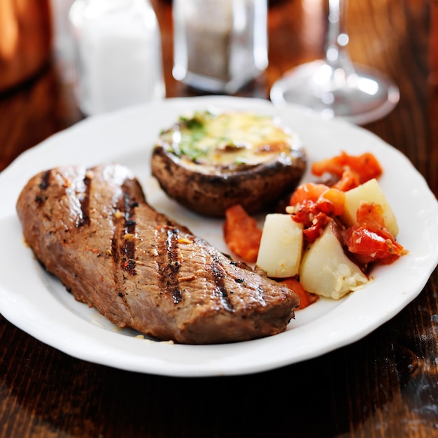 Bife grelhado com batata e cogumelo recheado