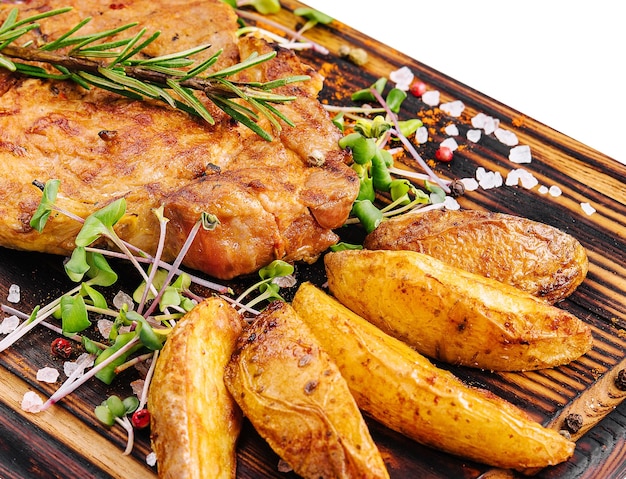 Bife grelhado com batatas assadas na madeira