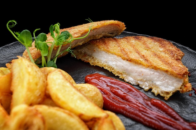 Bife grelhado com batatas fritas e molho