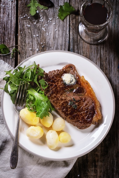 Bife grelhado com batatas