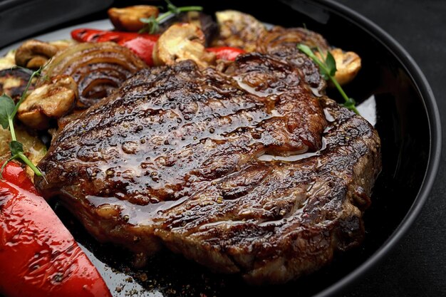 Bife grelhado com legumes assados e cogumelos