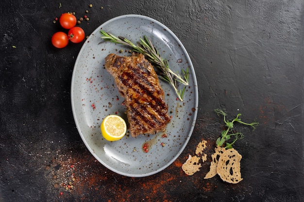 Bife grelhado com limão, alecrim, tomate cereja e micro verdes.