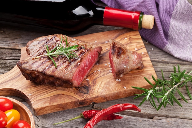 Bife grelhado com sal de alecrim e pimenta e vinho