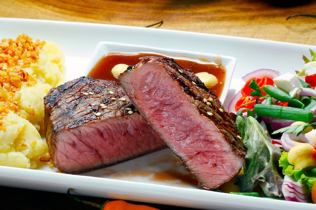 bife grelhado com salada e batata