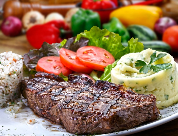 Bife grelhado com salada e purê de batatas